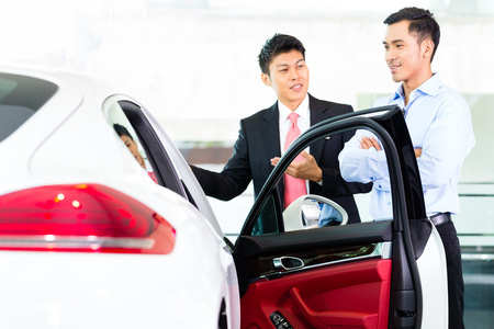 淺談汽車推銷員 角色、素材與視覺(jué)呈現(xiàn)